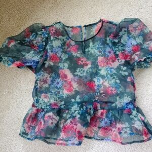 Size medium floral top fits like a small